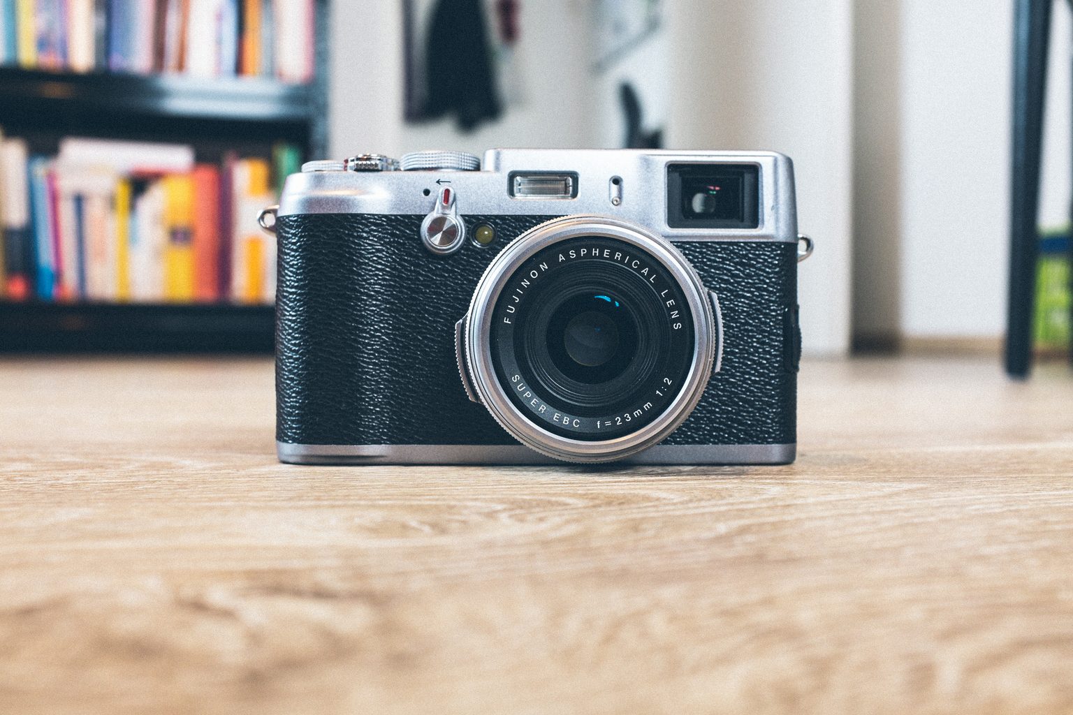 FUJIFILM FinePix X100のコンパクトデジタルカメラ