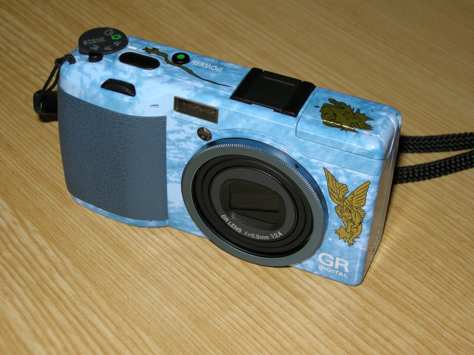 RICOH GR DIGITALのコンパクトデジタルカメラ